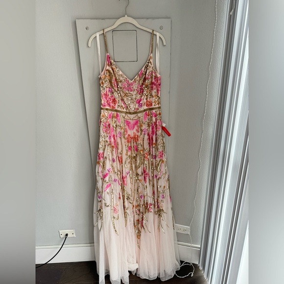 MAC DUGGAL NWT V Neck Floral Embellished Spaghetti Strap Gown in Oyster Multi 10 - Picture 5 of 13